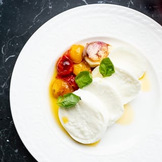 HAND STRETCHED MOZZARELLA & CONFIT HEIRLOOMS